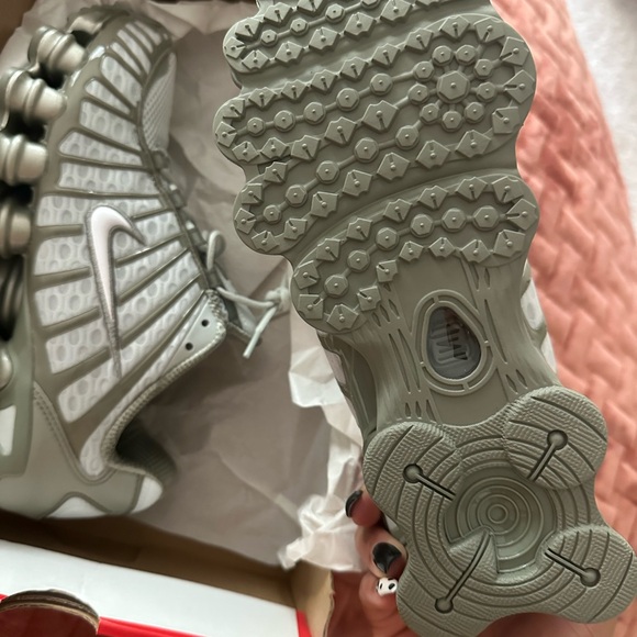 Green Nike Shox. Brand New - Picture 4 of 5